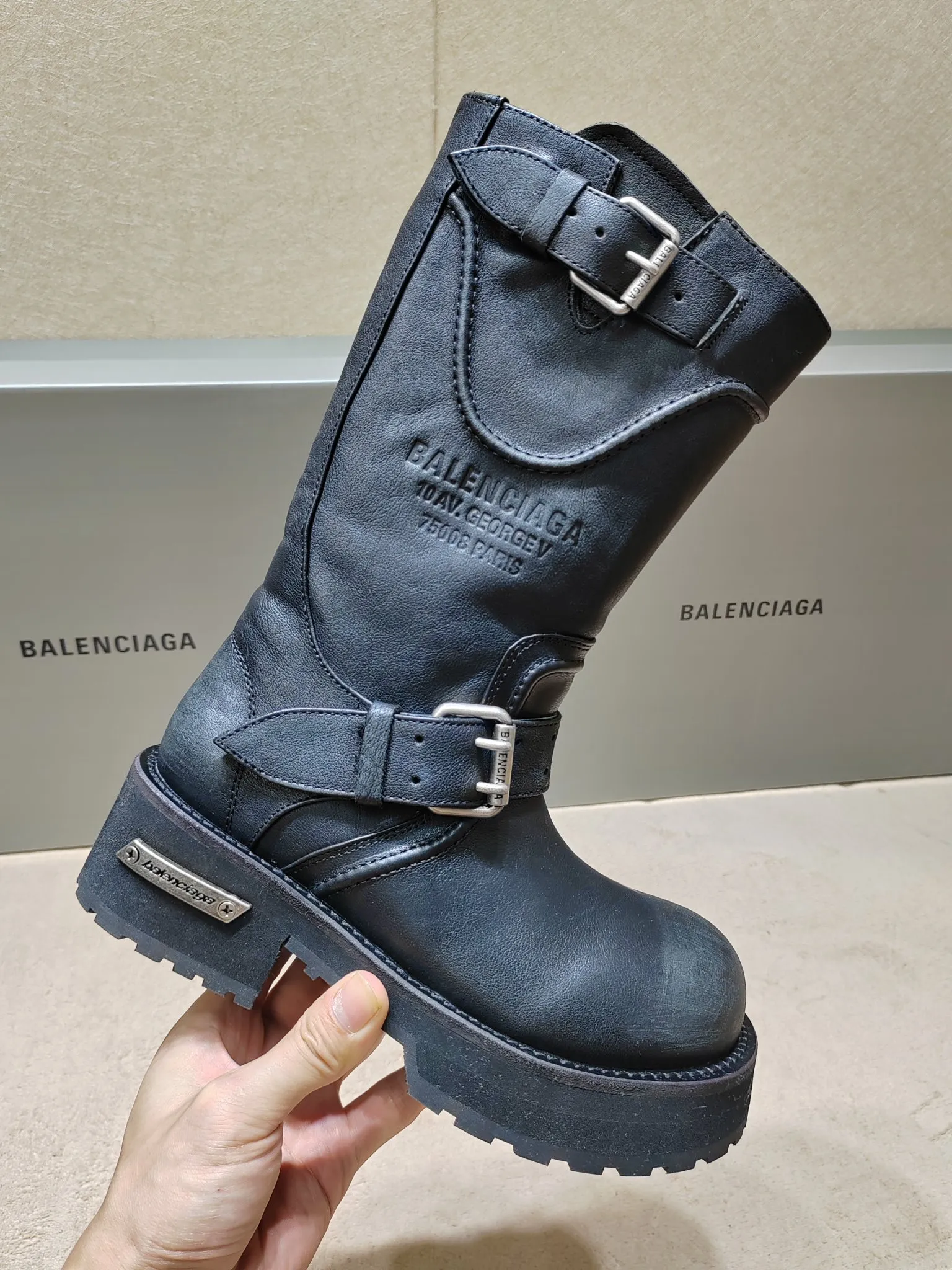 👟👟Ex-factory price 1020👟👟 Balenciaga Balenciaga 25FWVenom Couple Style High Boots Mid-calf boots Please look for the high version. This design is unique with straps and belt elements as highlights. Not only can the boots be firmly attached to the foot, but the tightness can also be adjusted at will. In terms of details, the brand's iconic distressed hardware is used throughout. Cleverly creating a retro wear effect, highlighting individual attitude and matching with thick toothed rubber soles, it not only ensures wearing comfort, but also strengthens the overall sense of fashion and recognition. Venom high boots are undoubtedly a fashion item not to be missed this season. They will add unique charm to fashion lovers' outfits and lead a new round of fashion. Boot height is 270mm. The upper layer of cowhide is distressed. The lining is water-dyed cowhide. Outsole height is 5CM. Original open-molded leather welt combination outsole. Size: 35-40 (custom-made size 40 cannot be returned or exchanged)